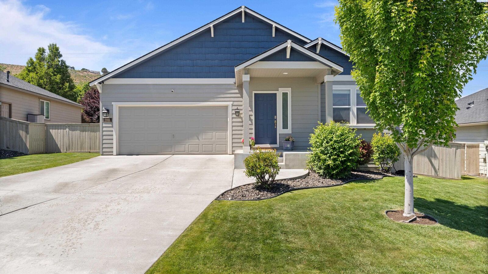 Property Photo:  2010 S Kellogg Pl  WA 99338 