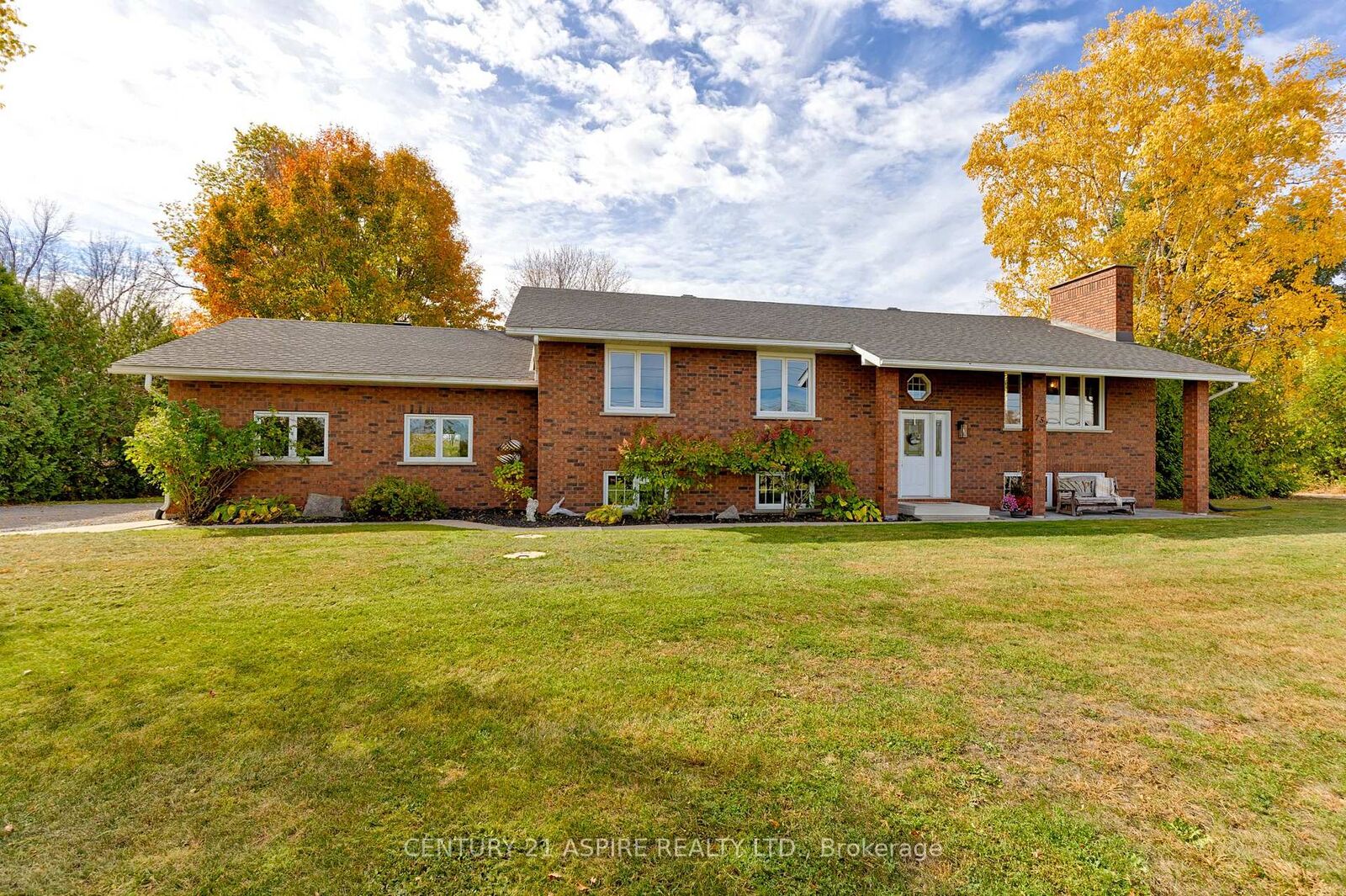 Property Photo: 75 Pembroke Street ON K0J 1K0