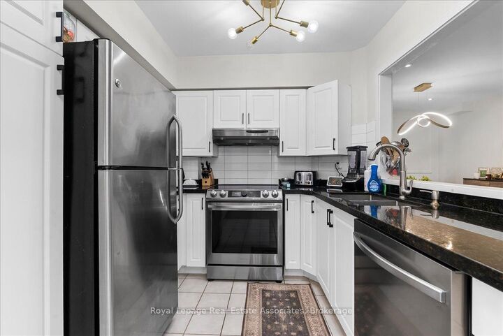 Property Photo: 1241 Parkwest Place 5 ON L5E 3J3