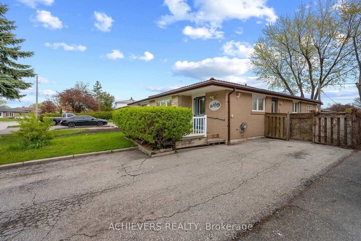 Property Photo: 39 Danesbury Crescent ON L6T 1T2