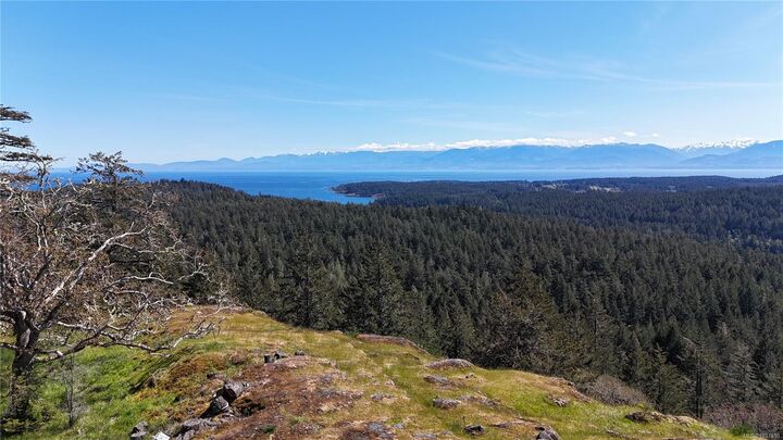 Property Photo: 830 Montreul Hts BC V9C 4G9