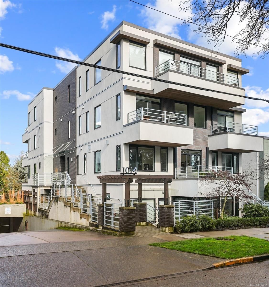Property Photo:  1014 Park Blvd 102  BC V8V 2T4 