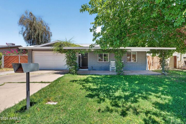 Property Photo:  422 W Horseshoe Avenue  AZ 85233 