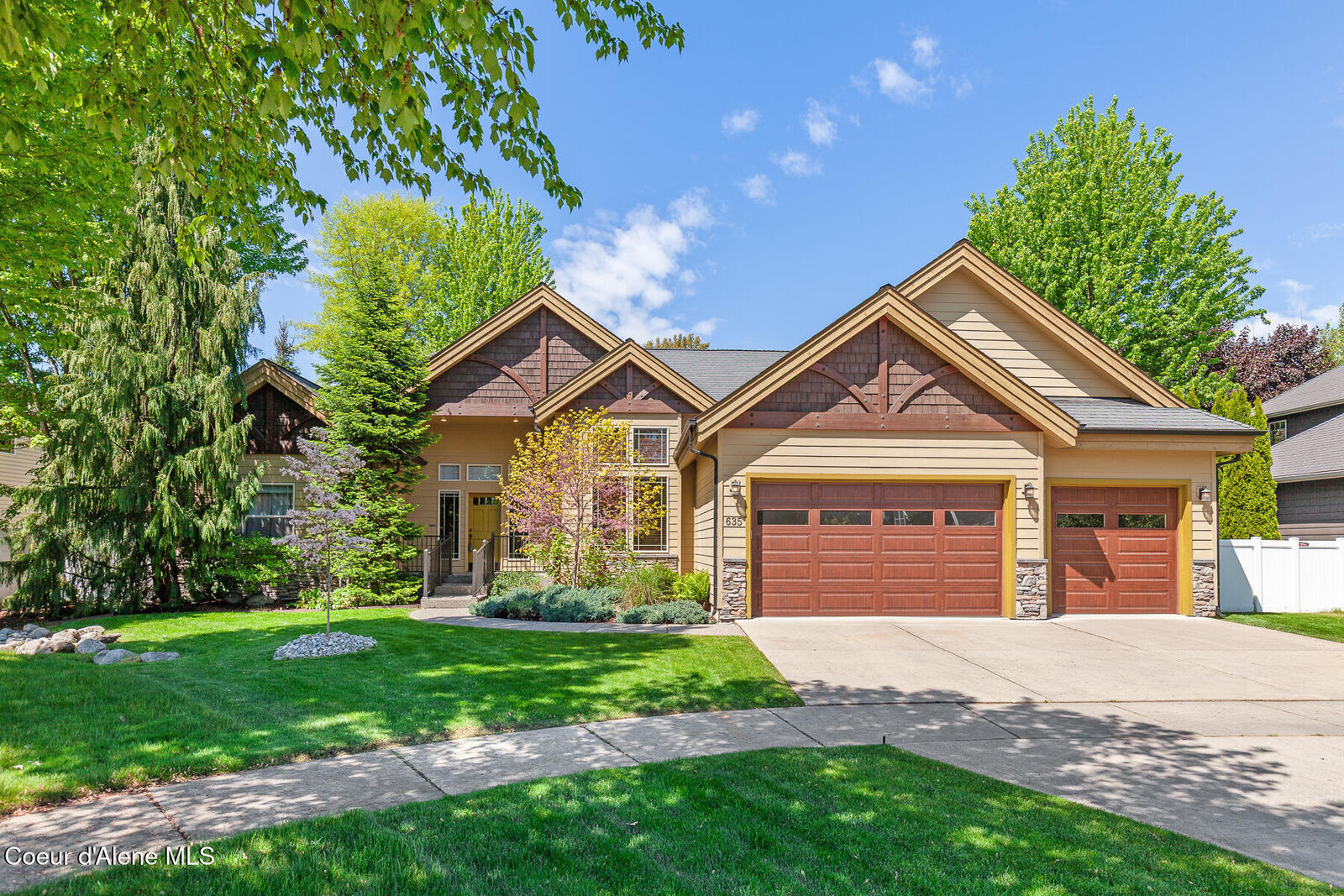 Property Photo:  635 E Round Up Circle  ID 83835 