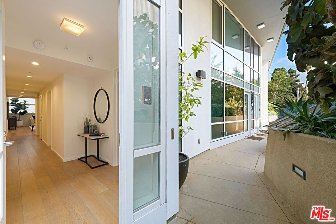 Property Photo: 1705 Ocean Ave CA 90401