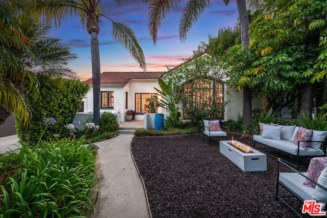 Property Photo: 937 N Laurel Ave CA 90046
