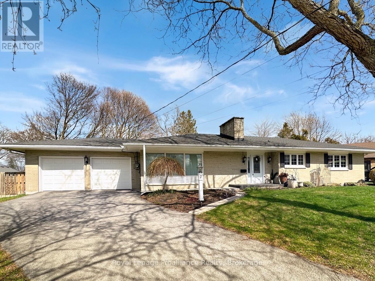 Property Photo:  7 Eastwood Park Drive  ON K8N 1W3 