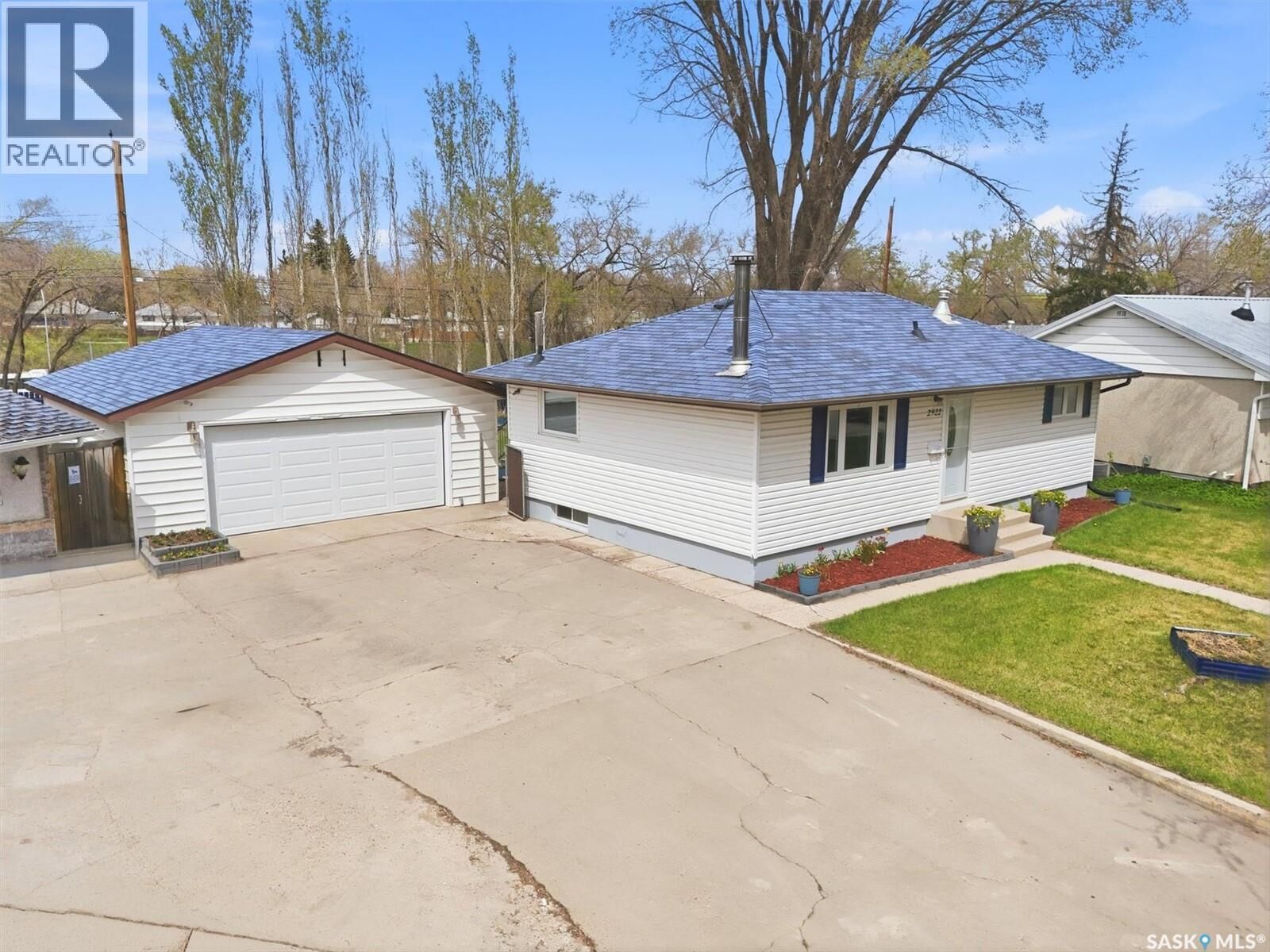 Property Photo: 2922 21st Street W SK S7M 0W5