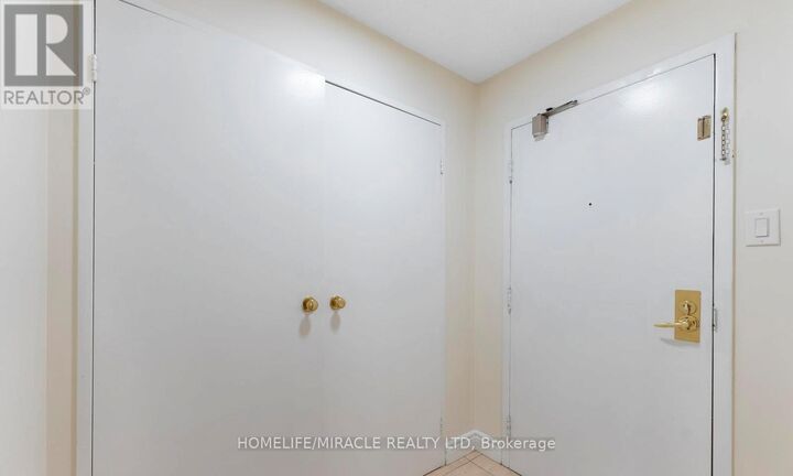Property Photo:  3700 Kaneff Crescent North 202  ON L5A 4B8 