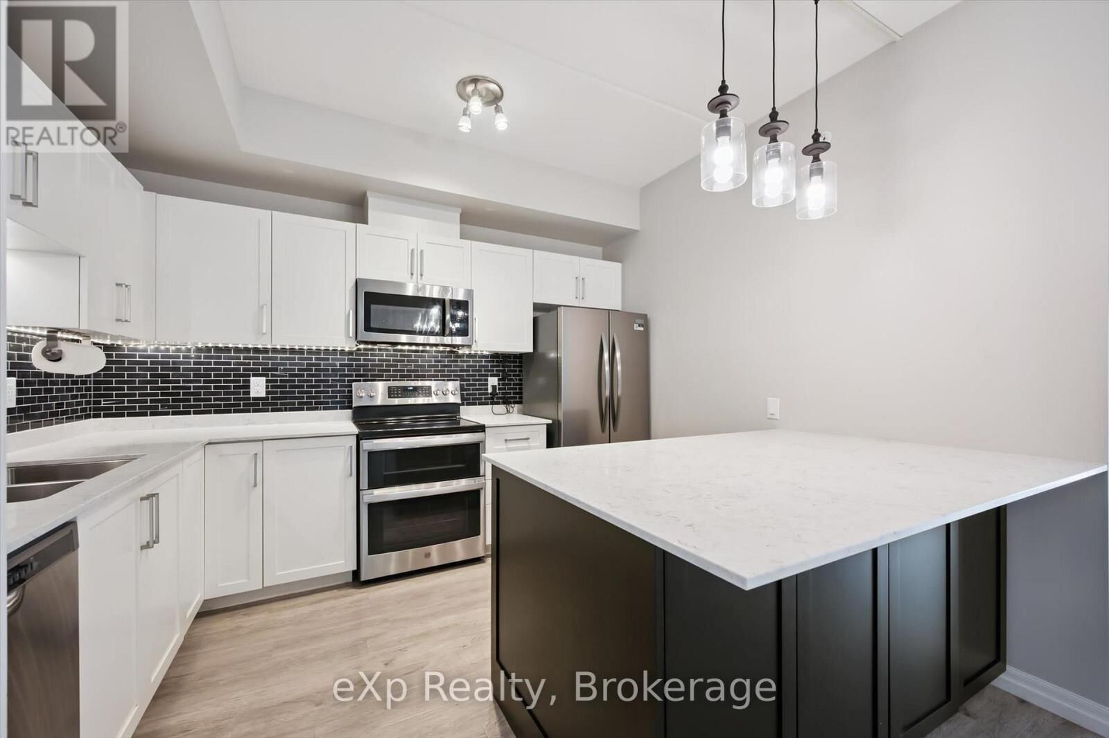 Property Photo:  35 Kingsbury Square 214  ON N1L 0J4 