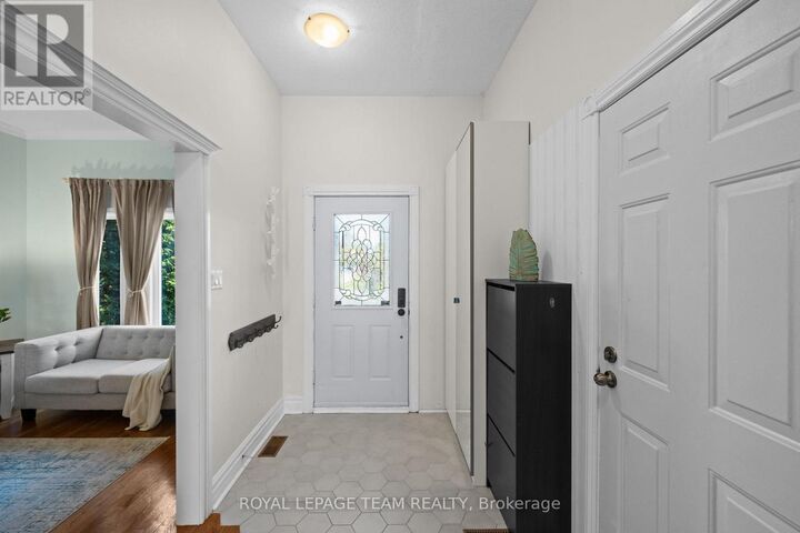 Property Photo: 14 Greer Street ON K2S 1H8