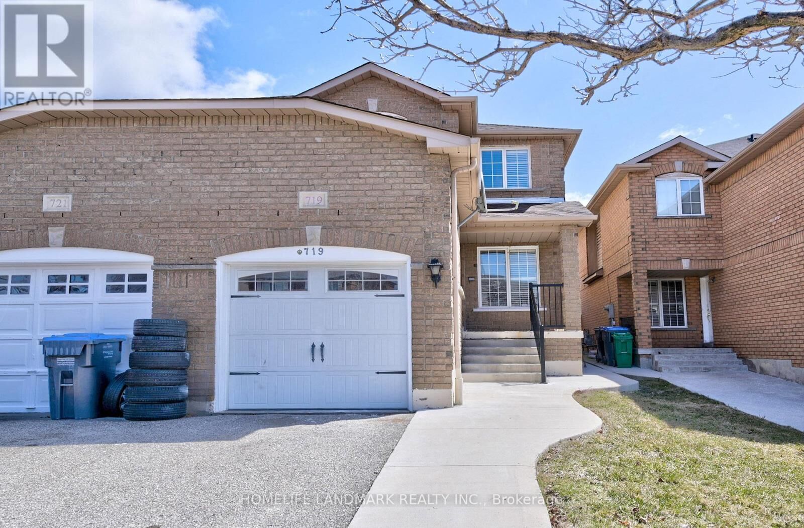 Property Photo: 719 Stonebridge Avenue ON L5V 2K9