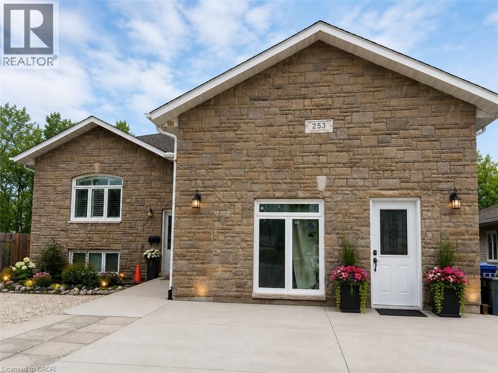 Property Photo: 253 Kingsway Avenue ON P1B 7V5