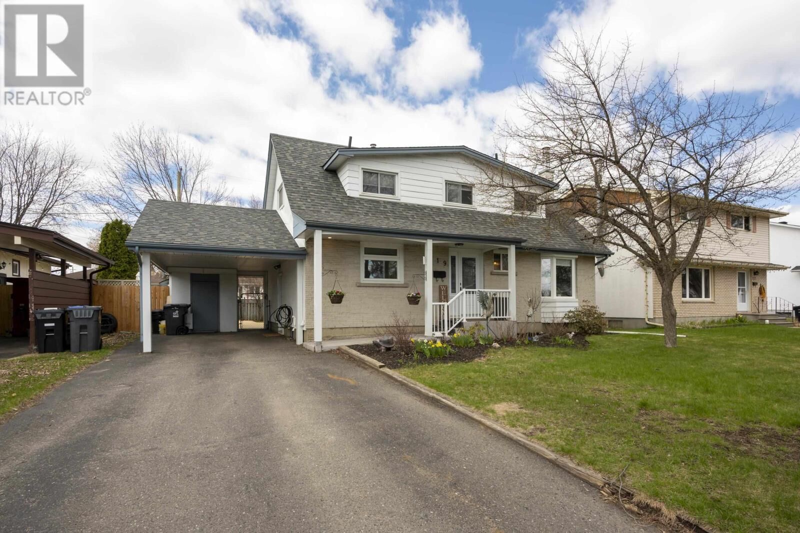 Property Photo: 619 Cherrydale Place ON P7E 3L8