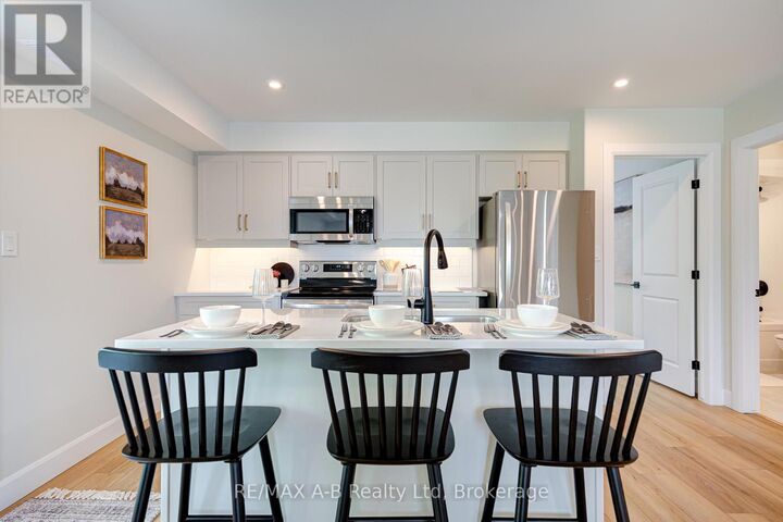 Property Photo:  428 Queen Street West 3  ON N4X 0C8 