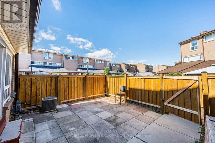 Photo de la propriété: 242 John Garland Boulevard 2 ON M9V 1N8