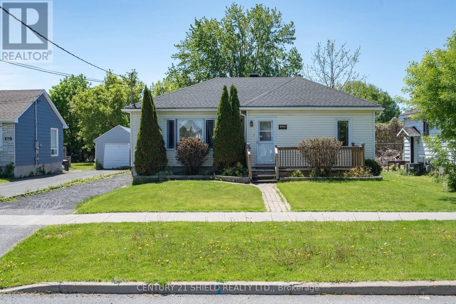 Property Photo: 1320 Aubin Avenue ON K6J 4R8