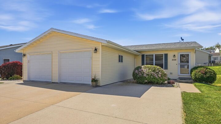 Property Photo:  2108 Bald Eagle Court  IA 52001 