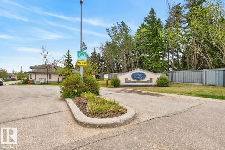 Property Photo:  26 Estates Crest  AB T8B 1M9 