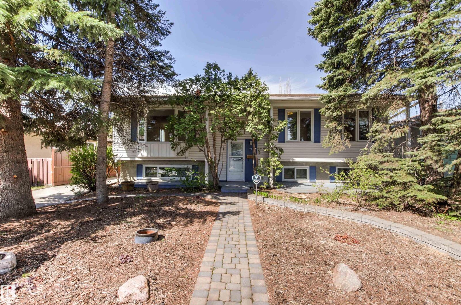 Property Photo:  74 Andrew Crescent  AB T8N 2V3 