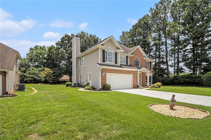 Property Photo: 1900 Green Oak Circle GA 30043