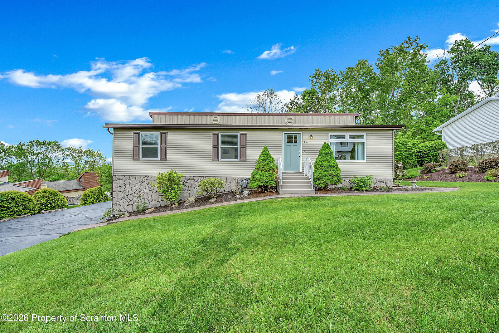 Property Photo:  407 Kingsley Boulevard  PA 18452 