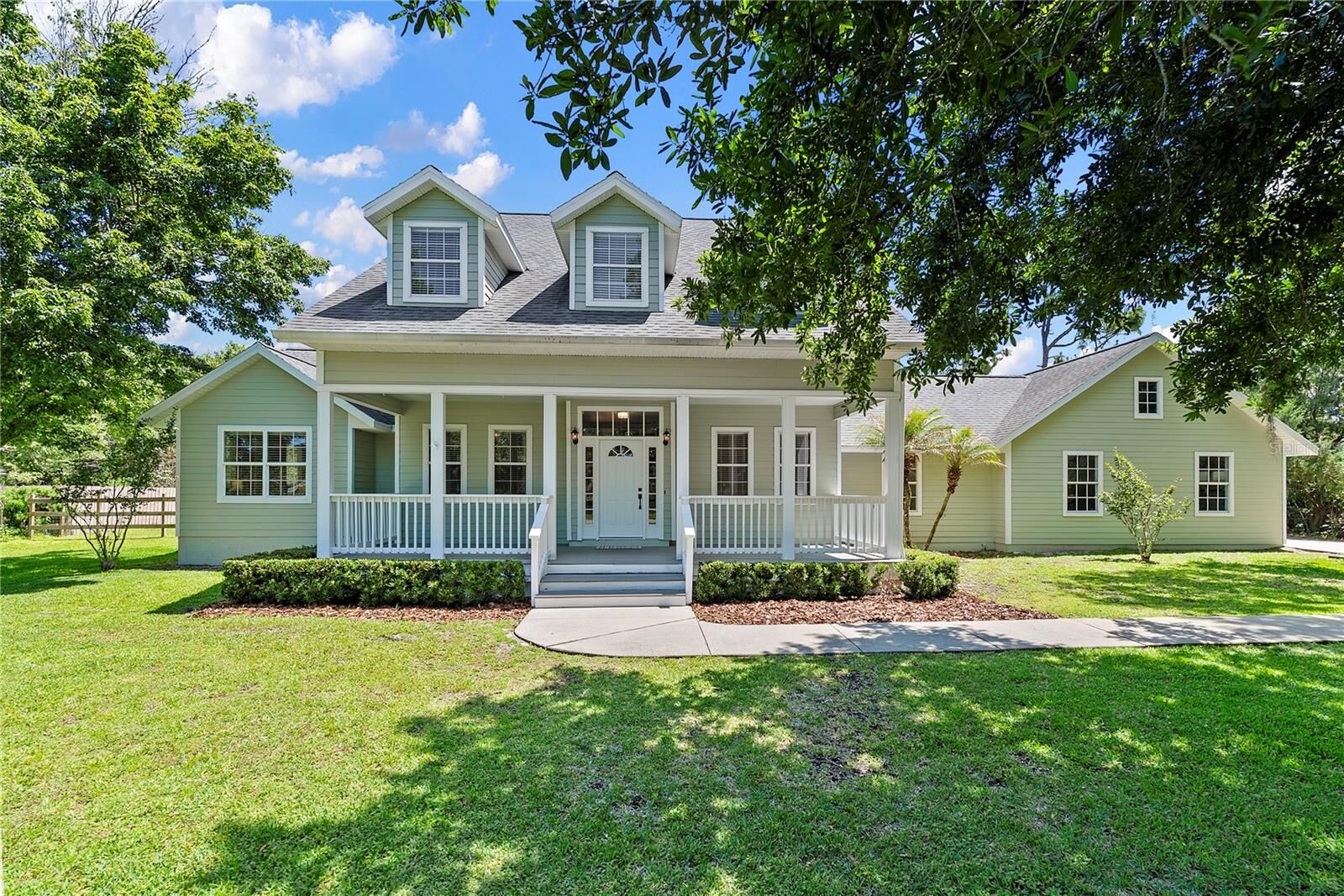 Property Photo: 761 N Belfast Place FL 32766