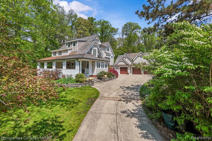 Property Photo:  1041 Greentree Road  MI 48304 2535 
