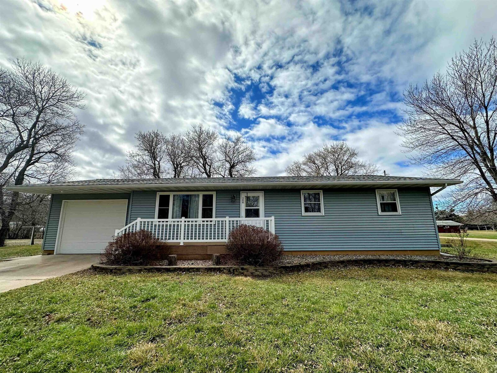 Property Photo: 306 4th St SW ND 58741