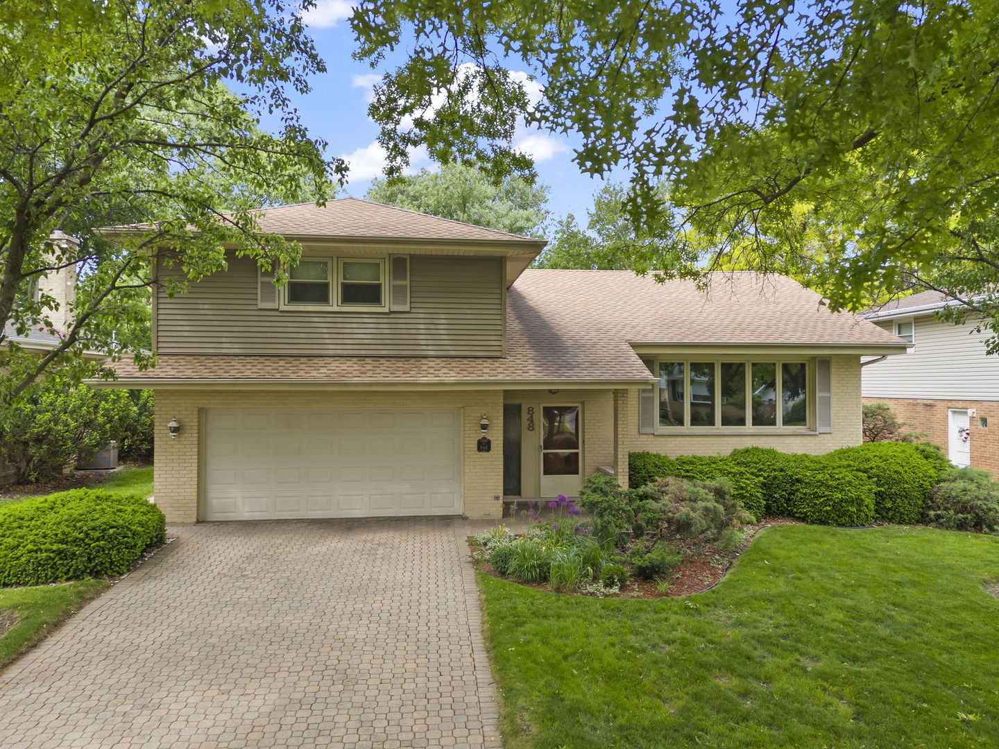 Property Photo:  848 S Hillcrest Avenue  IL 60126 
