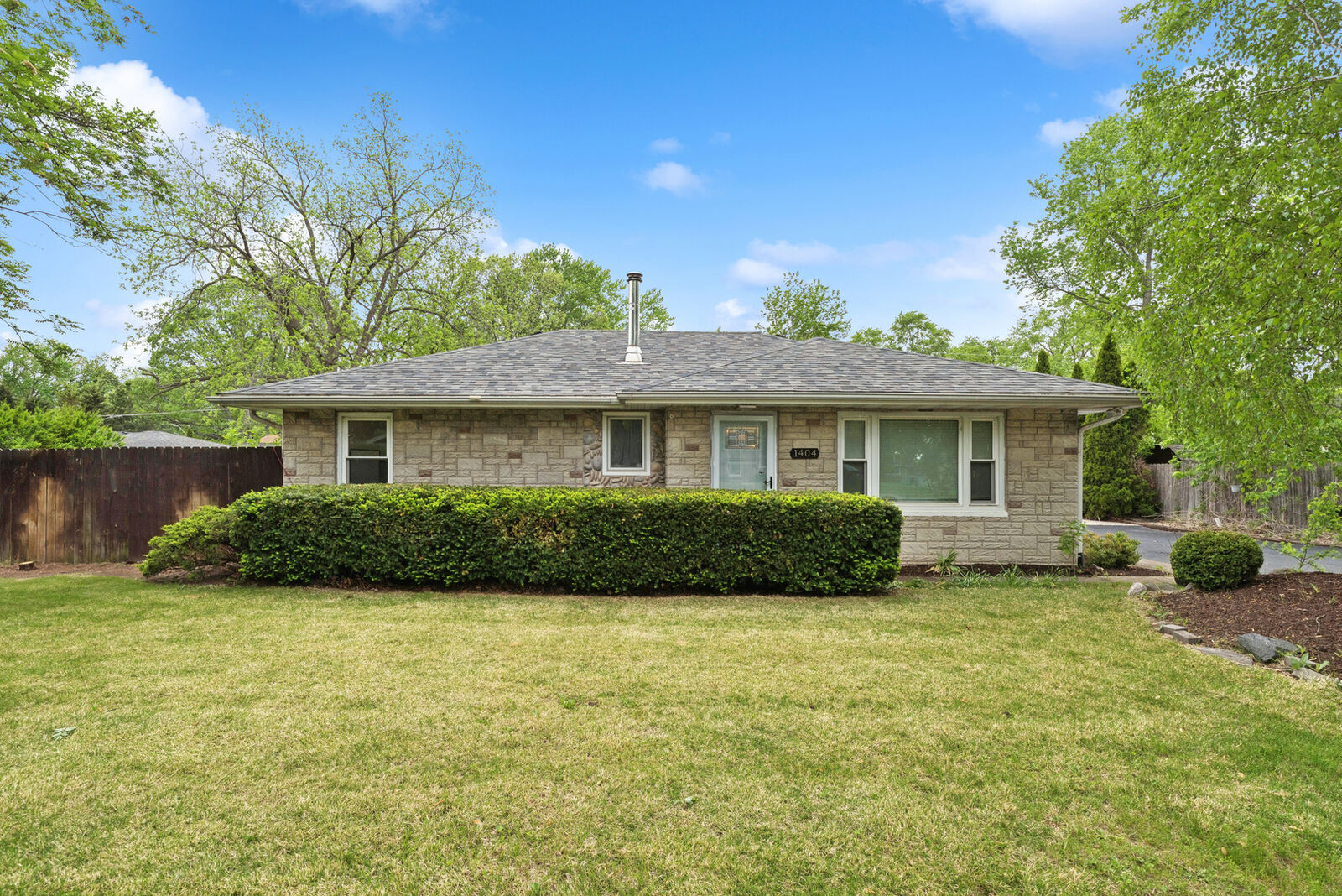 Property Photo:  1404 Wilson Court  IL 60099 