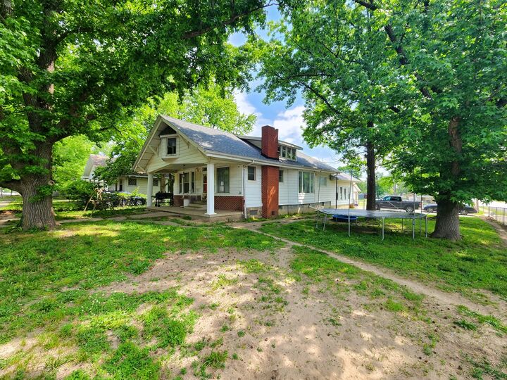 Property Photo:  214 S Bush Avenue  IL 62949 