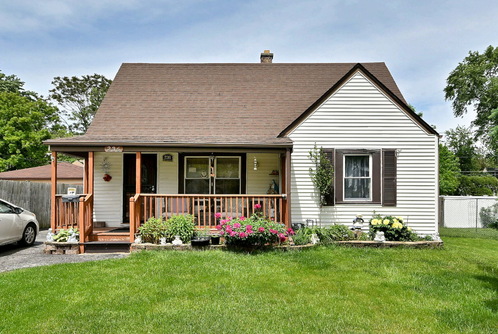 Property Photo: 236 E Armitage Avenue IL 60164