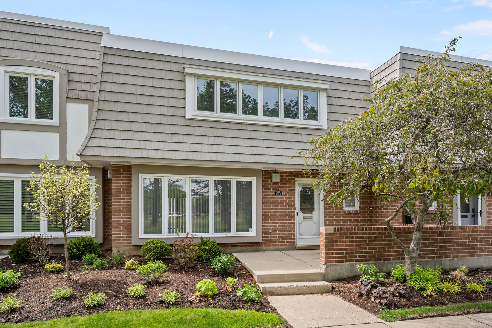 Property Photo:  628 Calais Circle  IL 60035 