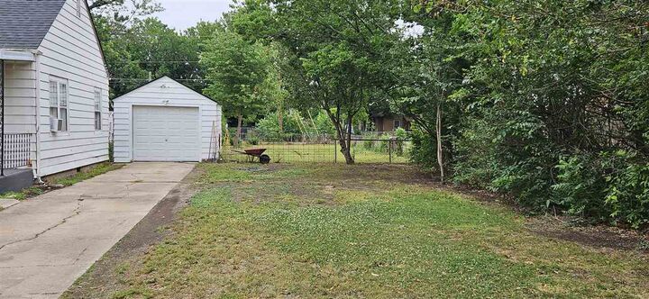 Property Photo:  119 N Birch  OK 74601 