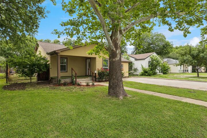 Property Photo:  1042 SW 3rd Street  TX 75051 