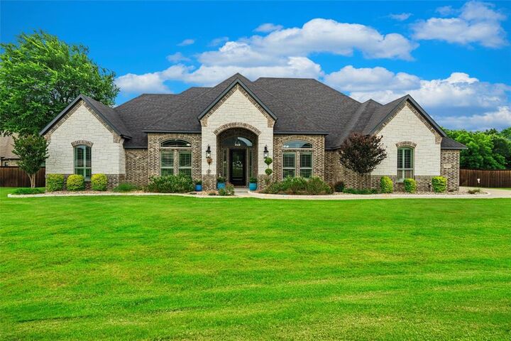 Property Photo:  7211 Dillon Circle  TX 76065 