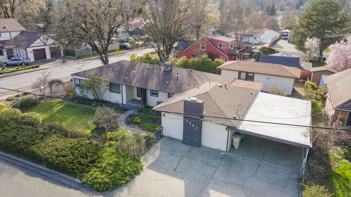 Property Photo:  1502 NW Lawnridge Avenue  OR 97526 