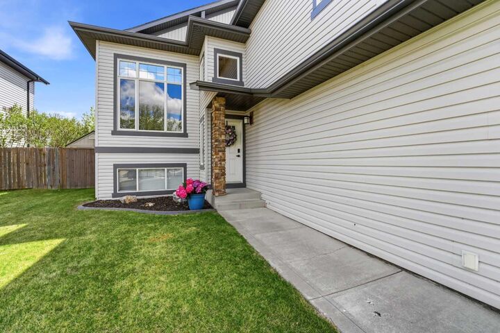 Property Photo:  112 Ingle Close  AB T4R 3S2 