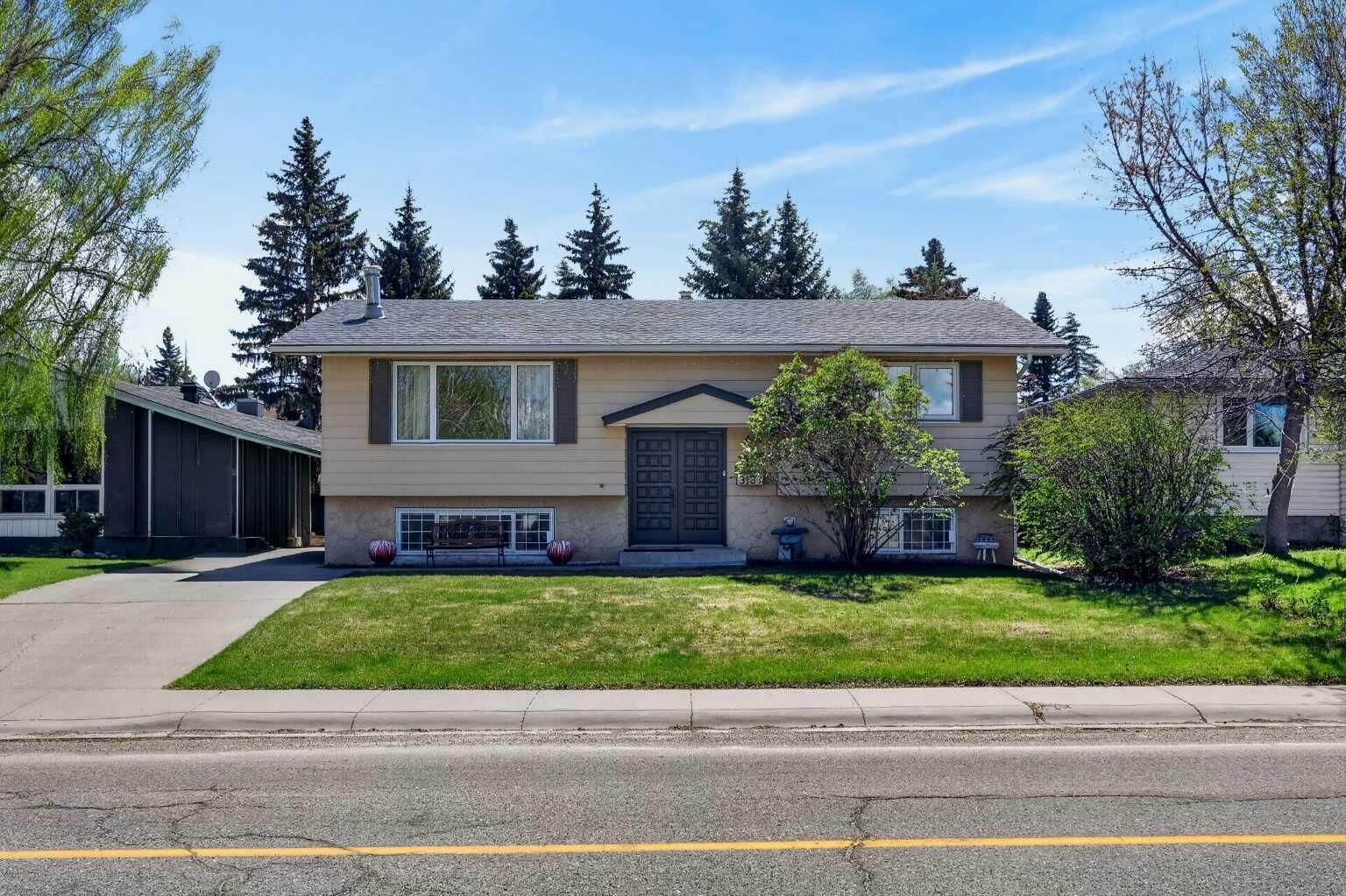 Property Photo: 3139 Oakwood Drive SW AB T2V 0K2