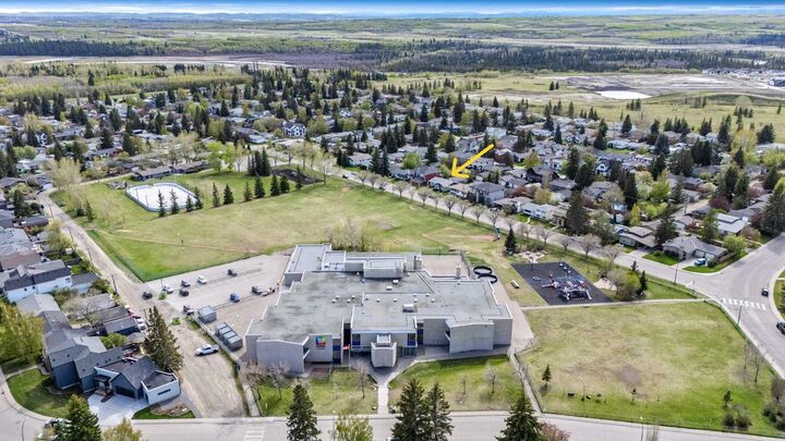Property Photo:  6007 34 Street SW  AB T3E 5L7 
