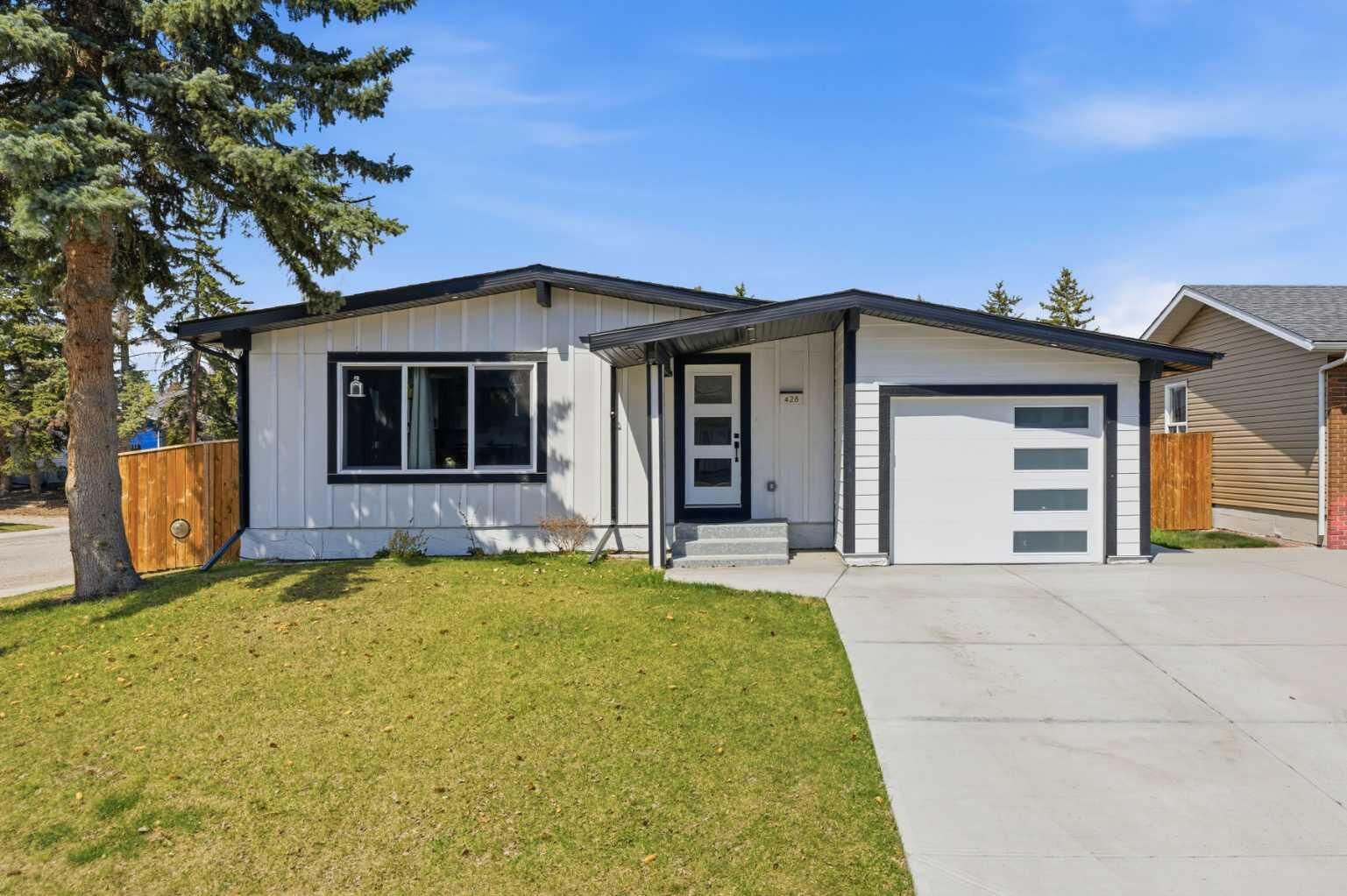 Property Photo: 428 Queen Anne Way SE AB T2J 4R9