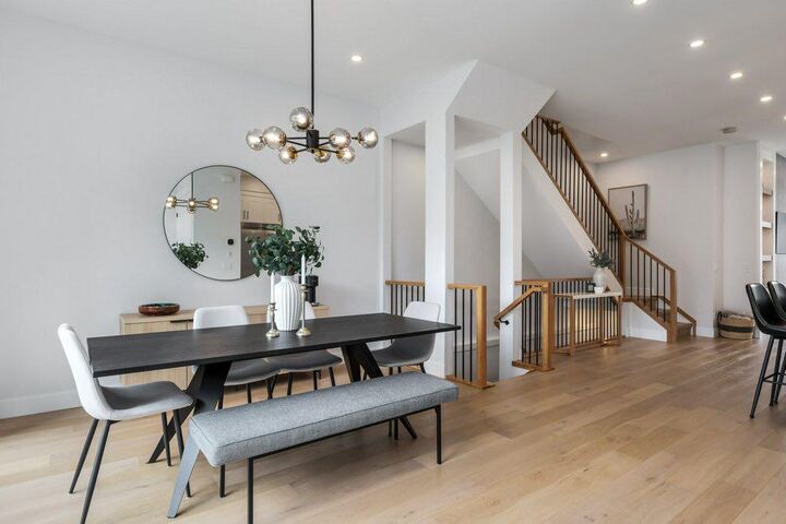 Photo de la propriété:  3010 26A Street SW  AB T3E 2E1 