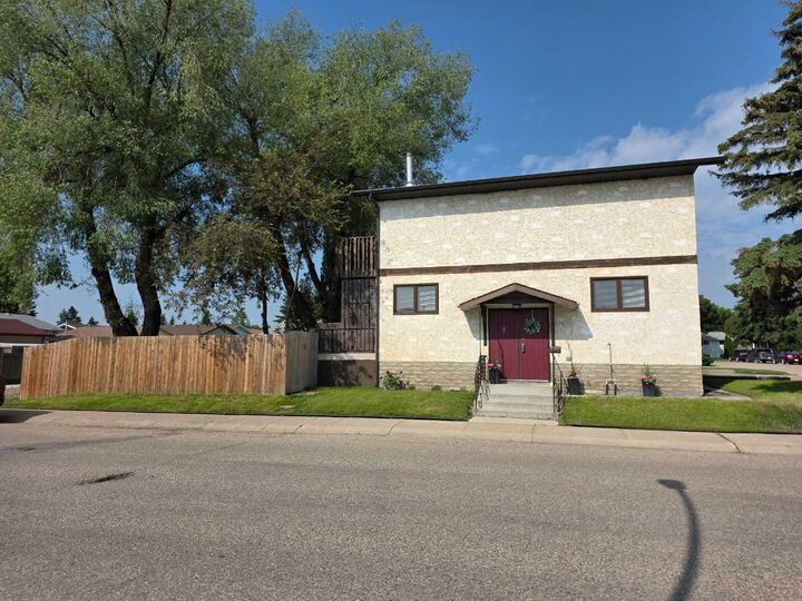 Property Photo: 2 Nichols Crescent AB T4P 1P6