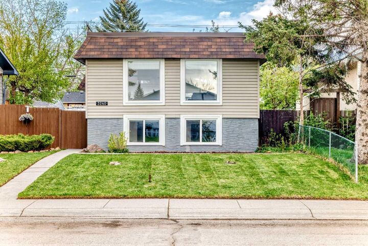 Property Photo:  3240 Dovercliffe Road SE  AB T2B 1W2 