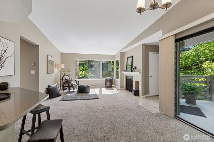 Property Photo:  1380  Bellevue Way NE 4  WA 98004 