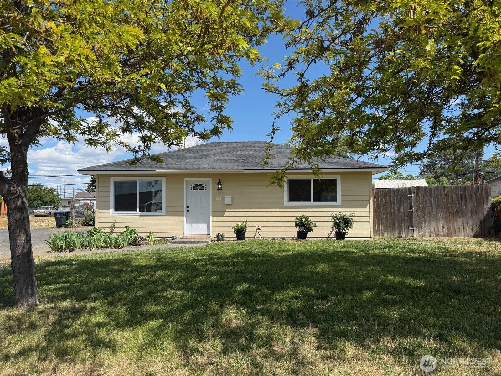 Property Photo:  515 S Juniper Drive  WA 98837 