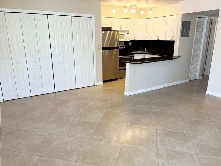 Property Photo:  4050 NE 12th Terrace 15-1  FL 33334 