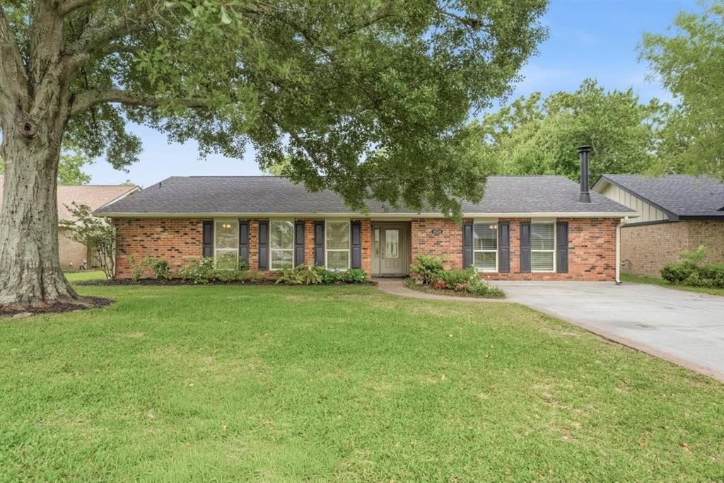 Property Photo:  4524 E Meadow Lane E  LA 70605-1540 