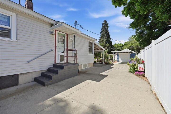 Property Photo: 4023 N Hawthorne St WA 99205